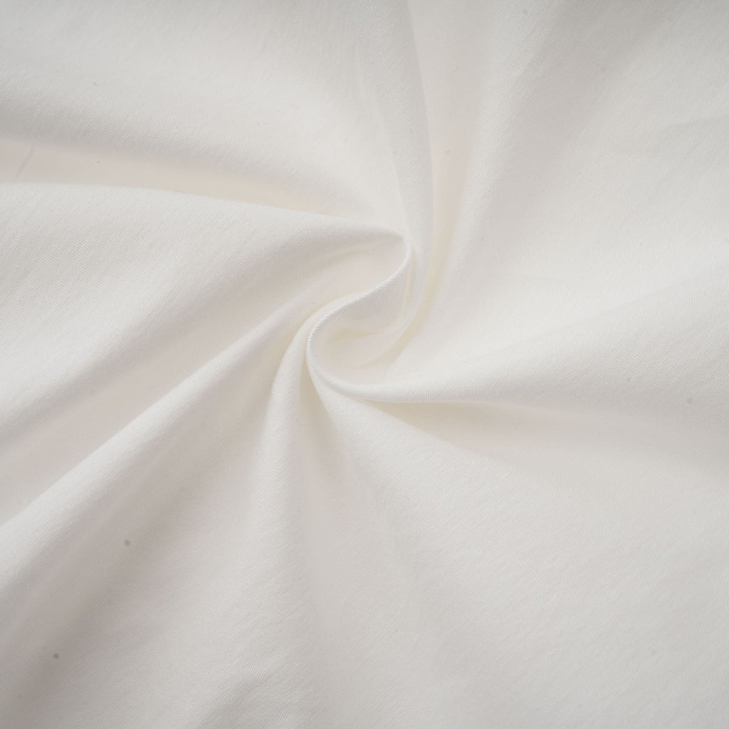 Céleste vit plisserad skjorta med halsdukskrage