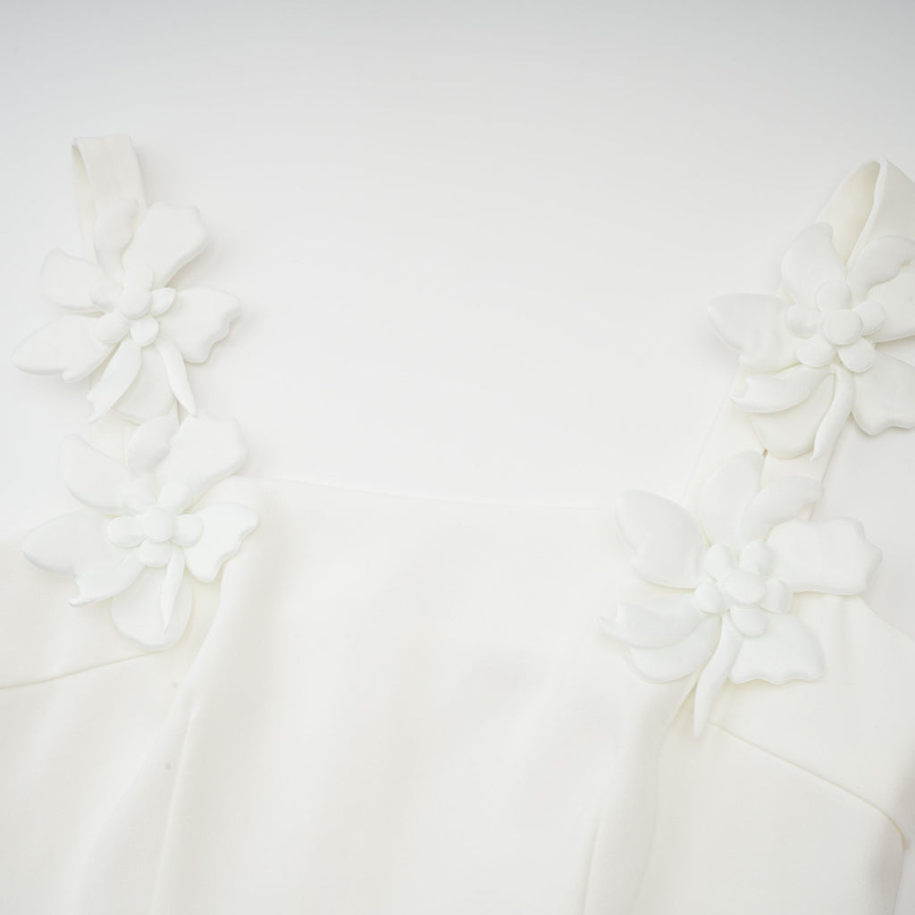 Ariane vit midiklänning med fyrkantig halsringning och blommig konstverk 