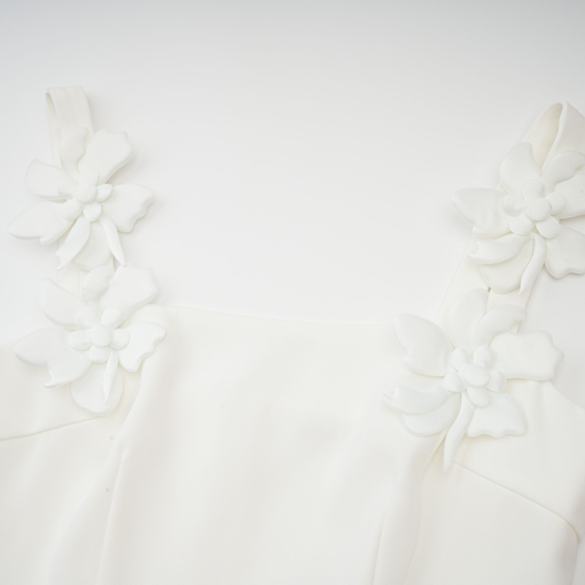 Ariane vit midiklänning med fyrkantig halsringning och blommig konstverk 