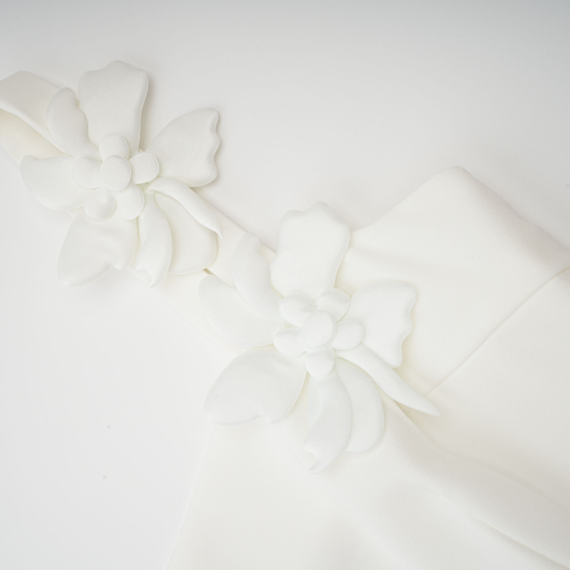 Ariane vit midiklänning med fyrkantig halsringning och blommig konstverk 