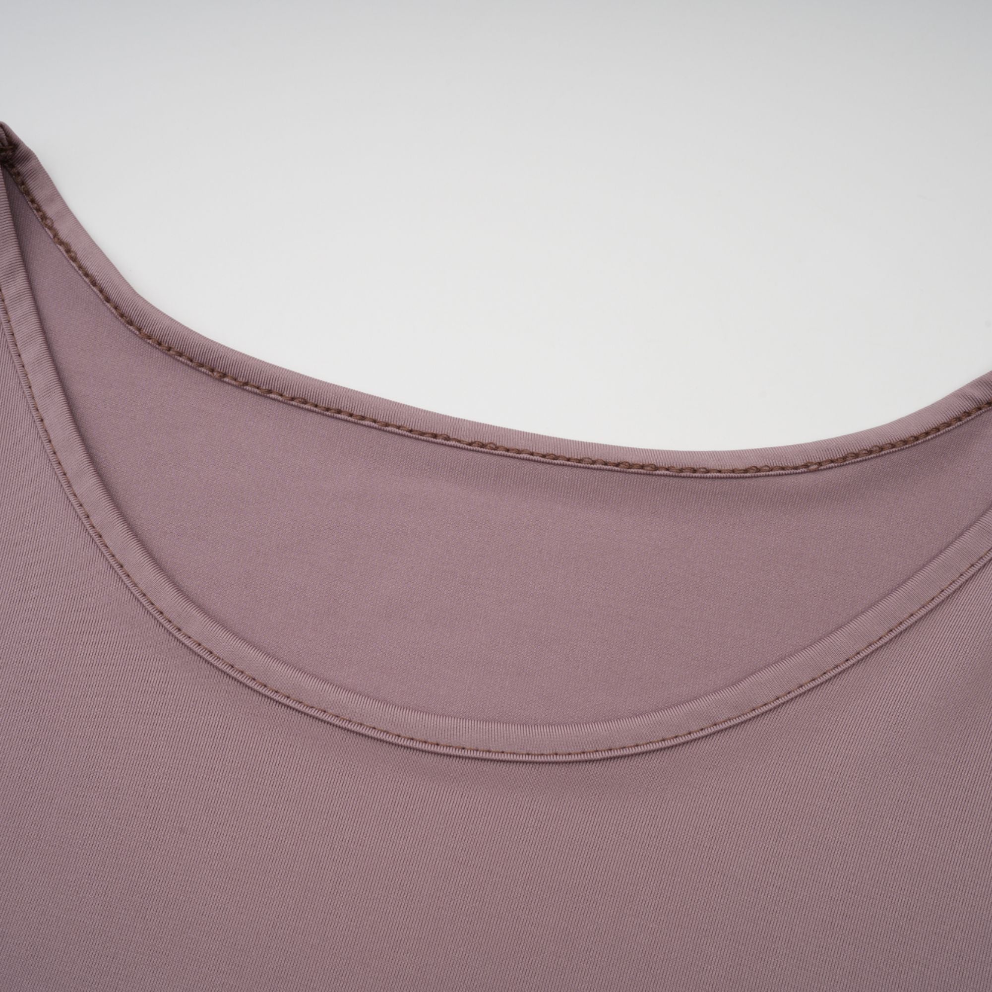 Vit maxiklänning med vågigt mönster i spets från Athena