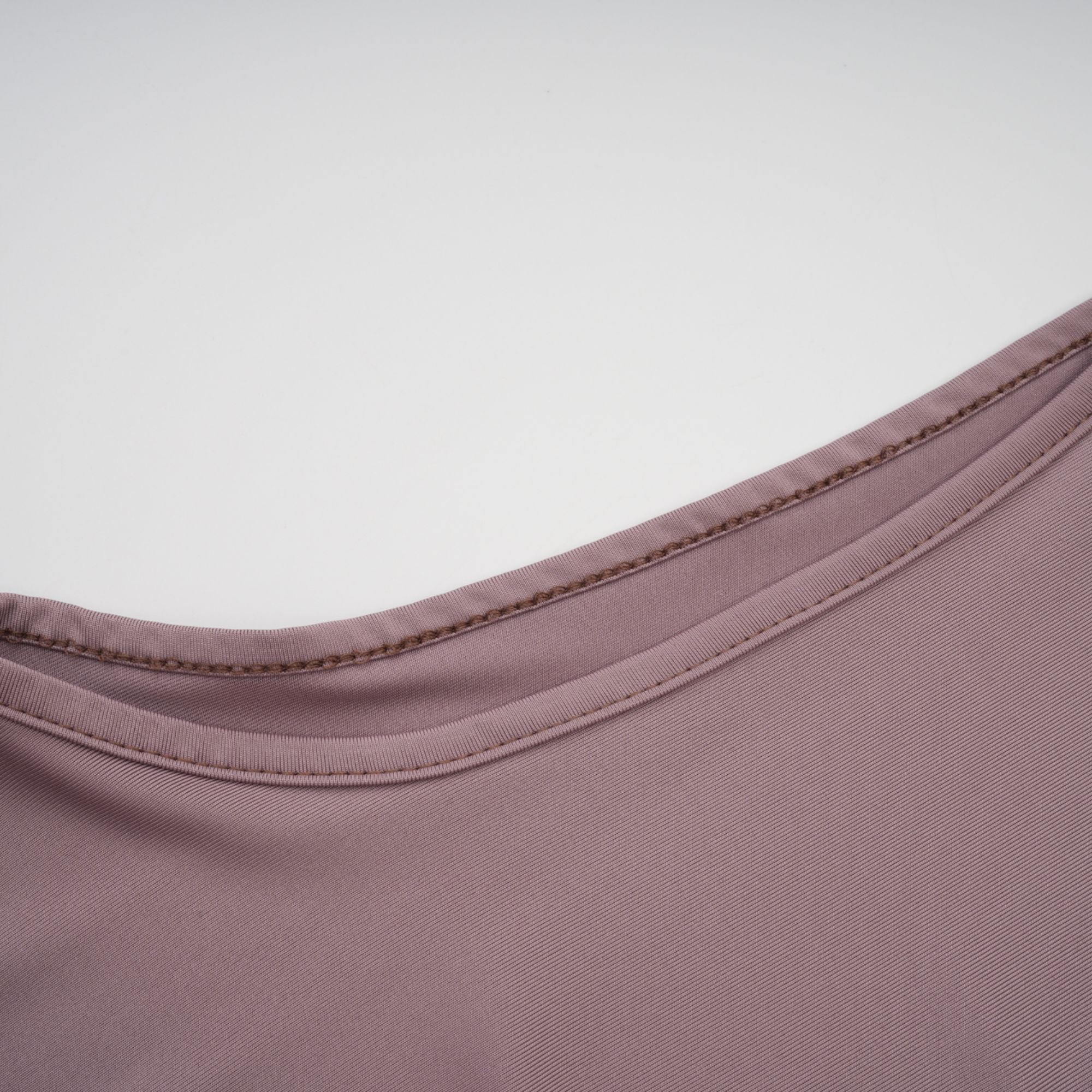 Vit maxiklänning med vågigt mönster i spets från Athena