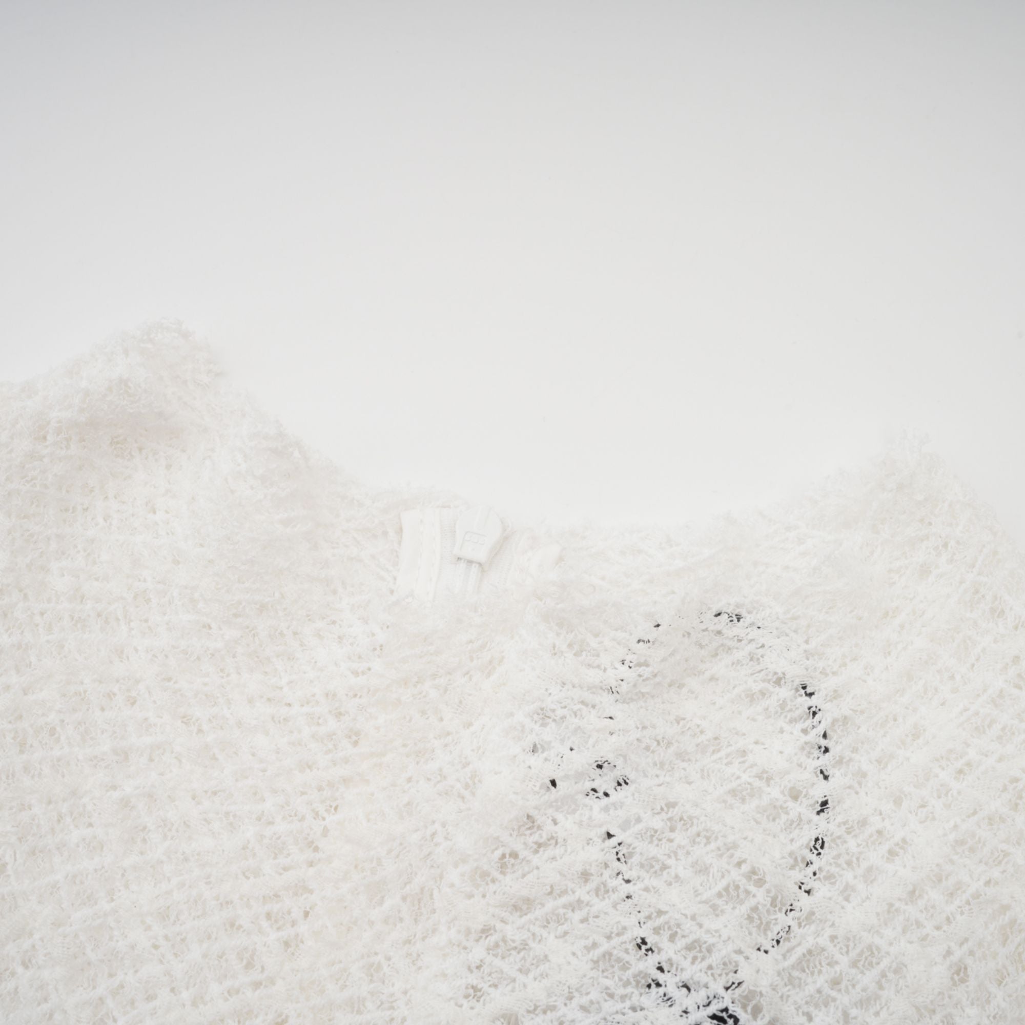 Vit maxiklänning med vågigt mönster i spets från Athena