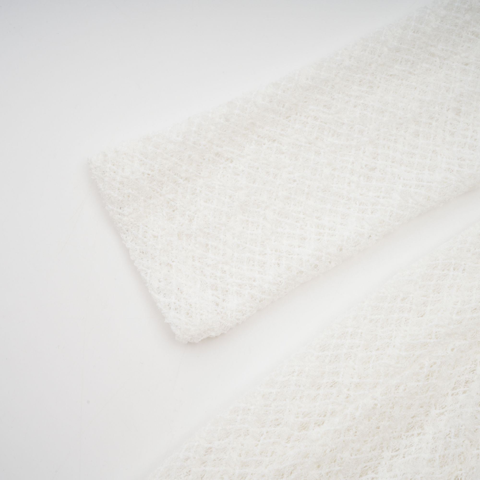 Vit maxiklänning med vågigt mönster i spets från Athena