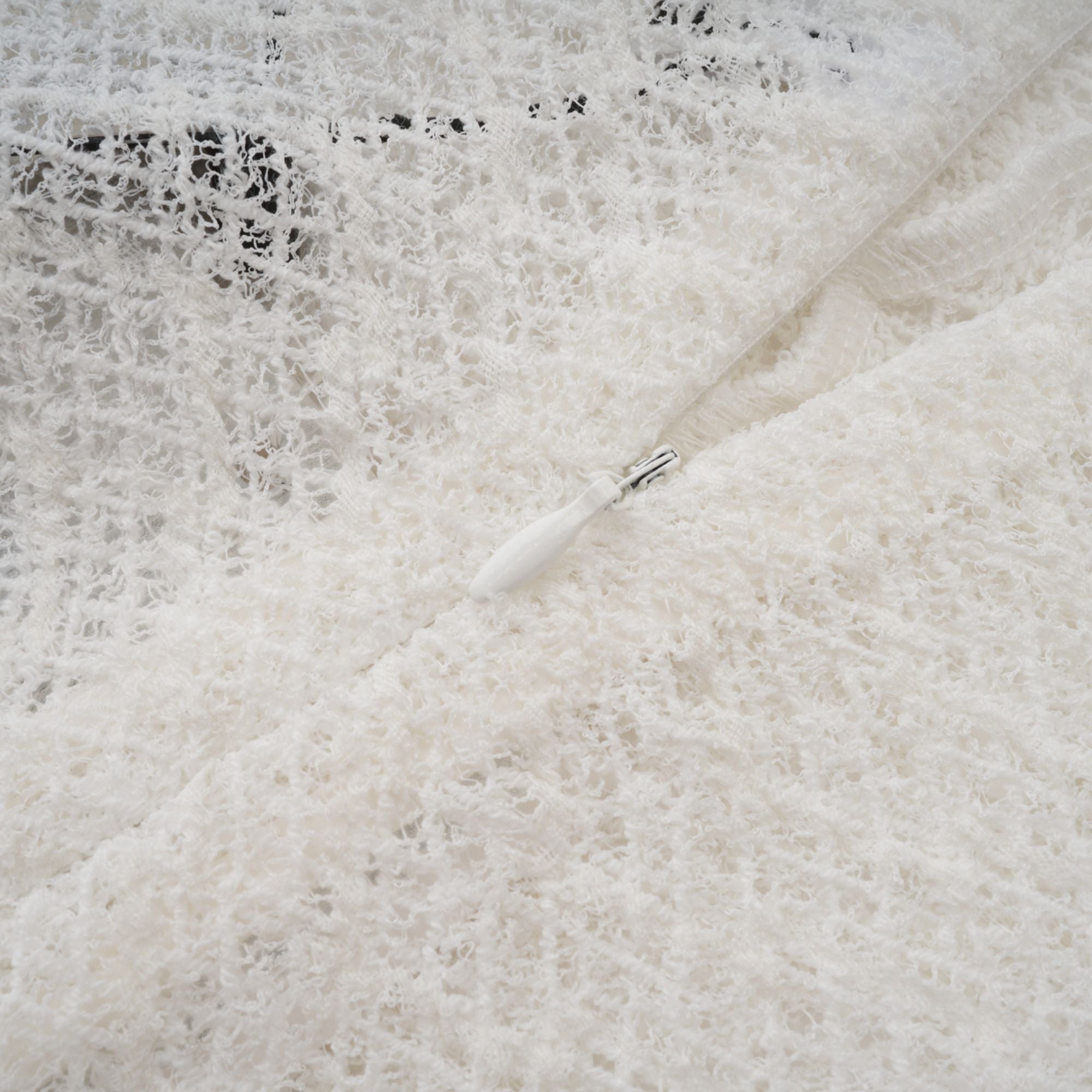 Vit maxiklänning med vågigt mönster i spets från Athena