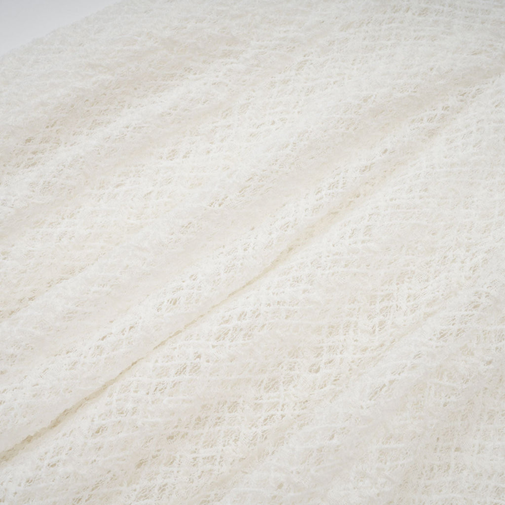 Vit maxiklänning med vågigt mönster i spets från Athena