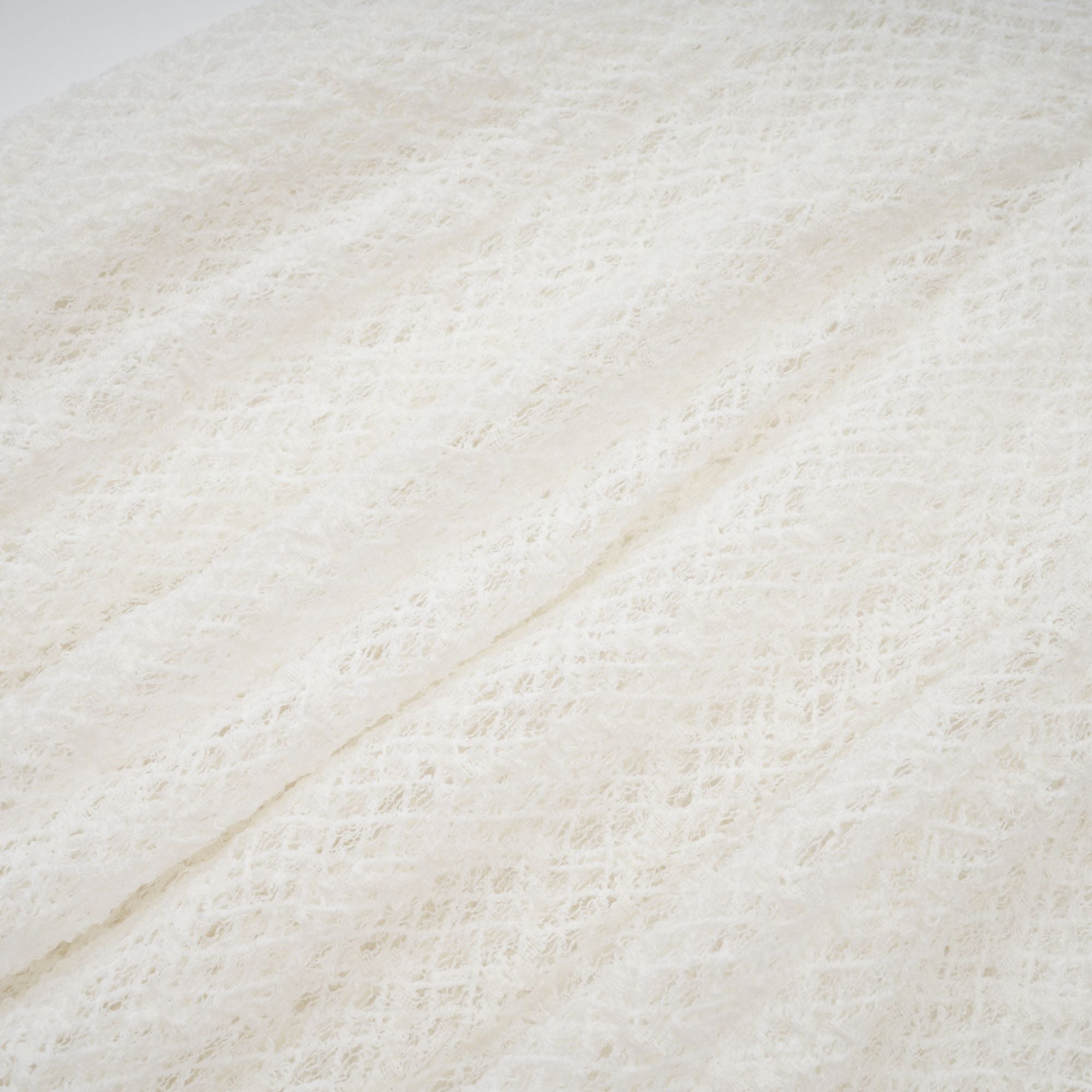 Vit maxiklänning med vågigt mönster i spets från Athena