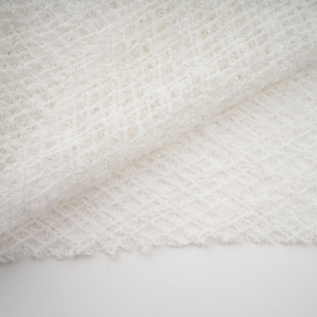 Vit maxiklänning med vågigt mönster i spets från Athena