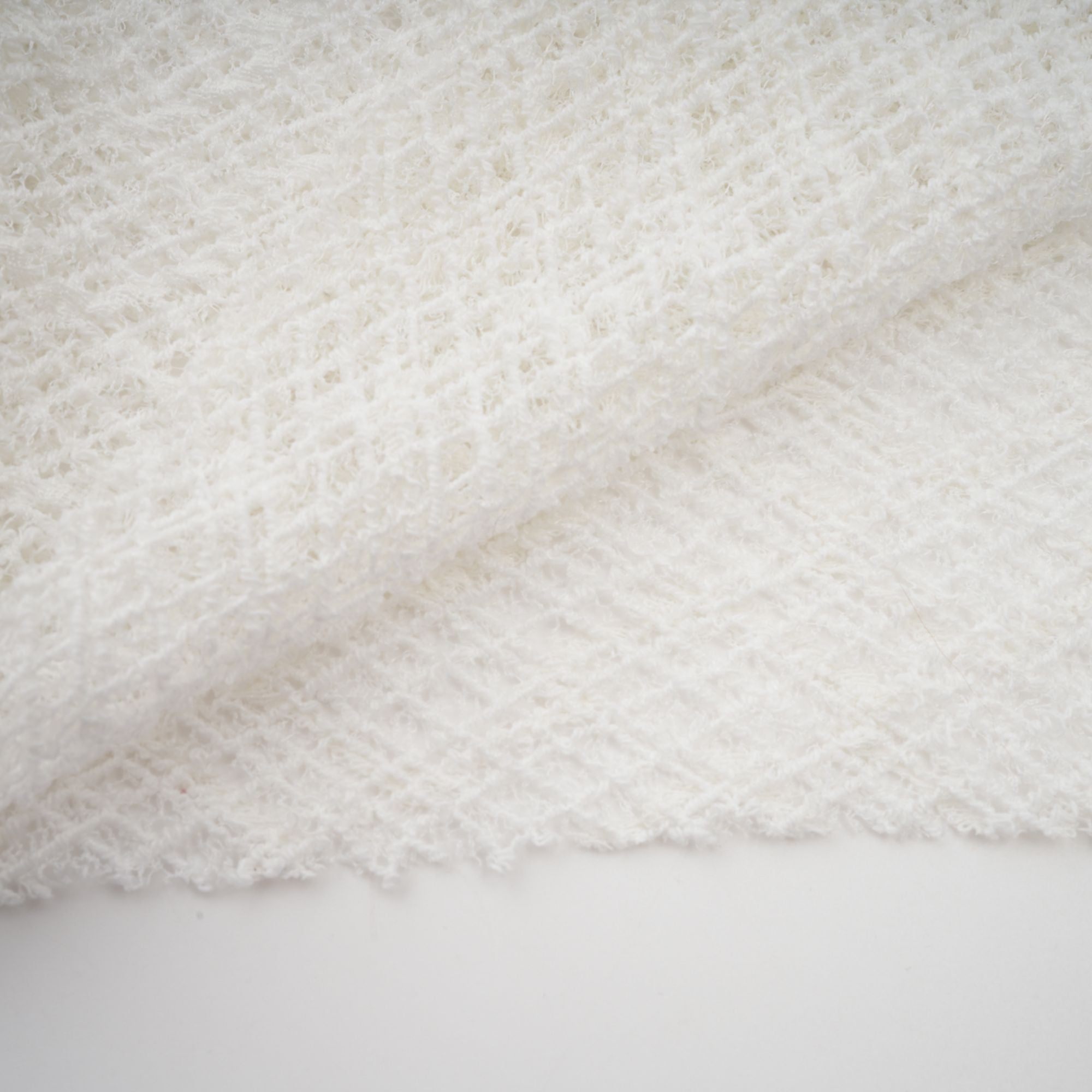 Vit maxiklänning med vågigt mönster i spets från Athena