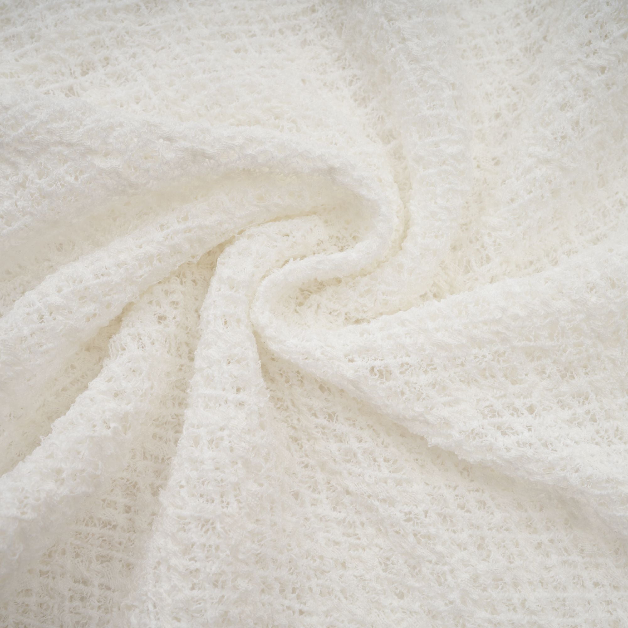 Vit maxiklänning med vågigt mönster i spets från Athena