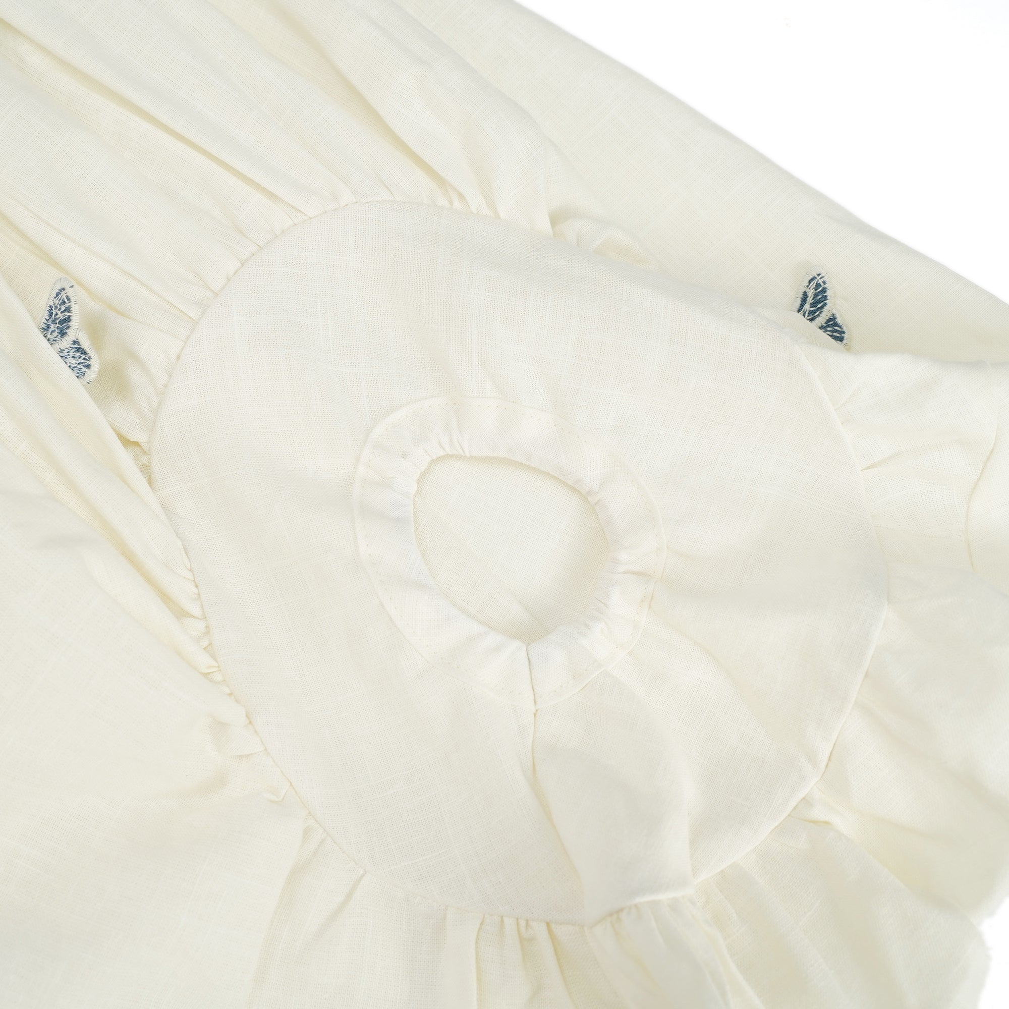 Ophélie Vitt Set med Broderad Skjorta och Shorts med Fjärilsmotiv