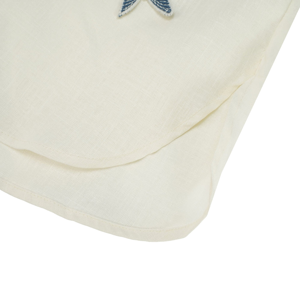 Ophélie Vitt Set med Broderad Skjorta och Shorts med Fjärilsmotiv