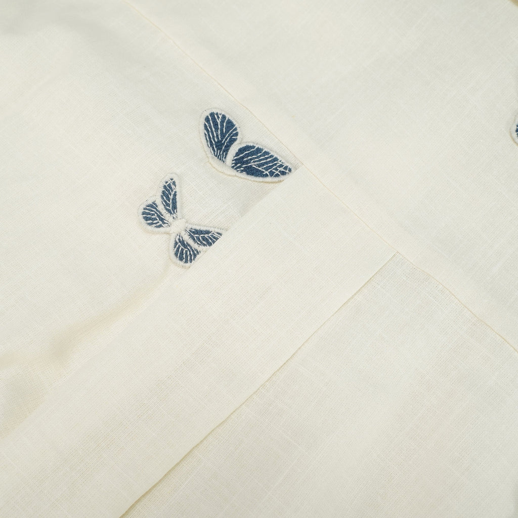 Ophélie Vitt Set med Broderad Skjorta och Shorts med Fjärilsmotiv