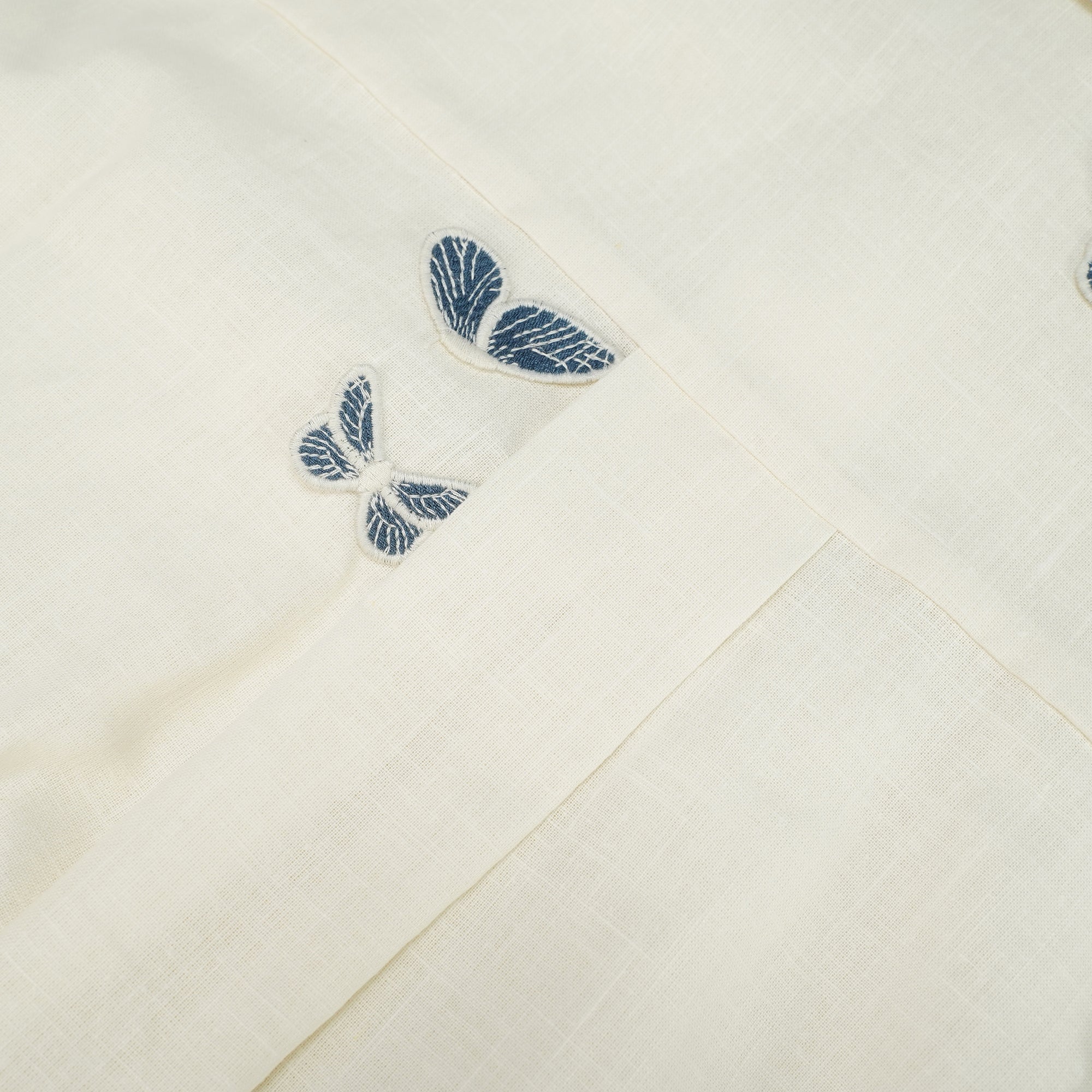 Ophélie Vitt Set med Broderad Skjorta och Shorts med Fjärilsmotiv