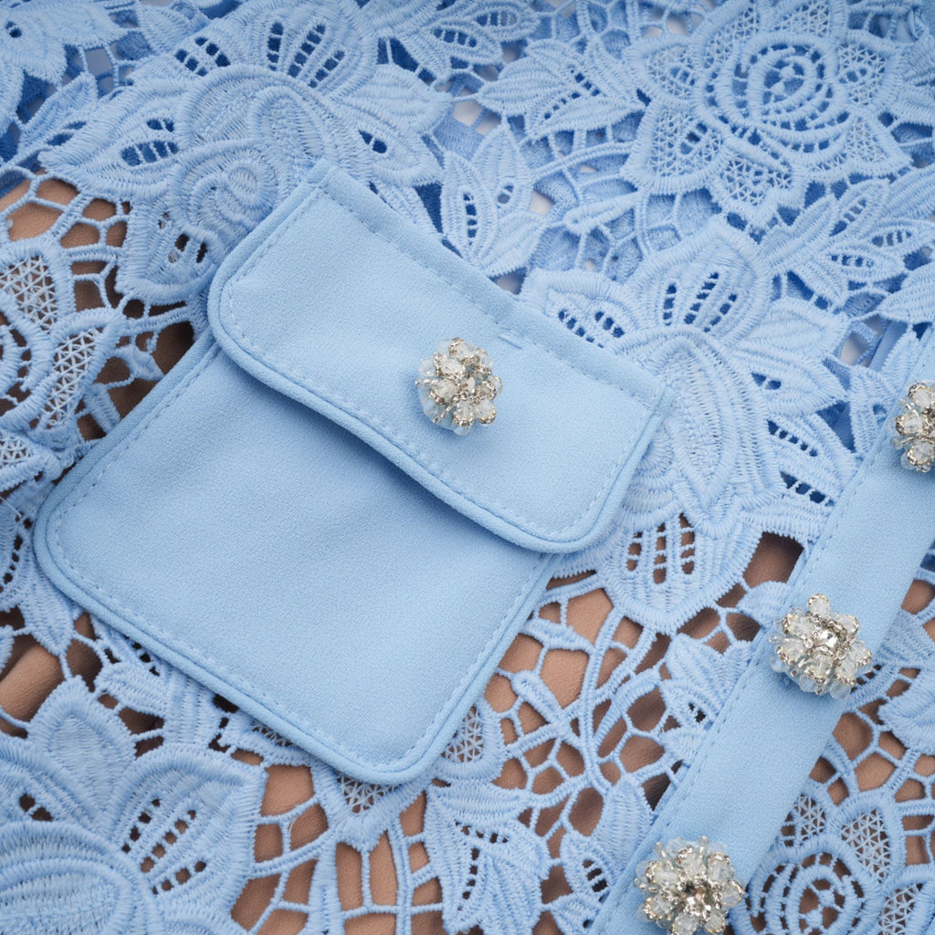 Ariane blå blommig miniklänning i spets med volanger 