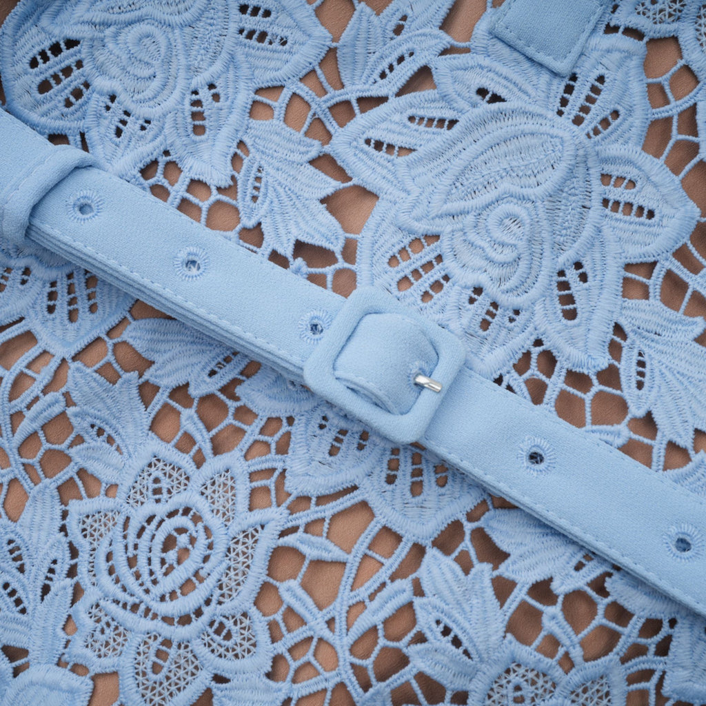 Ariane blå blommig miniklänning i spets med volanger 