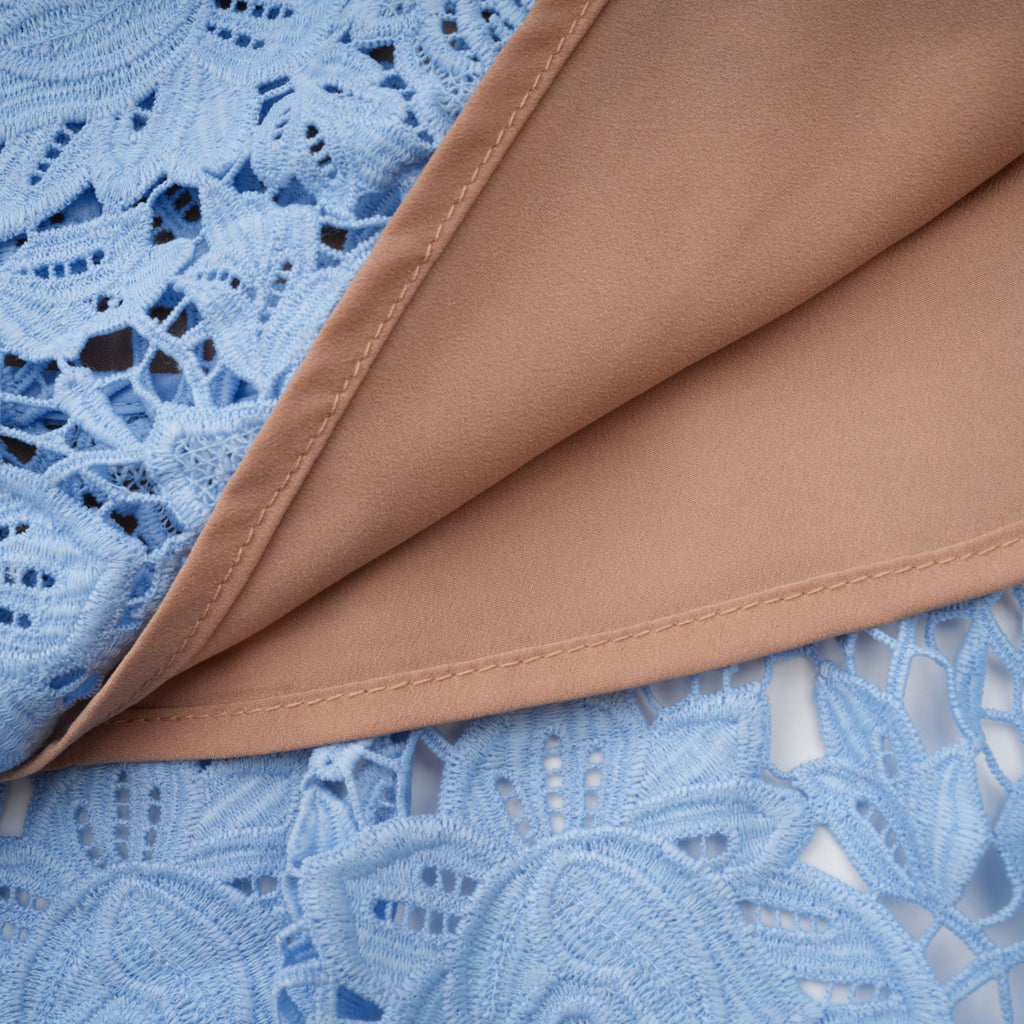 Ariane blå blommig miniklänning i spets med volanger 