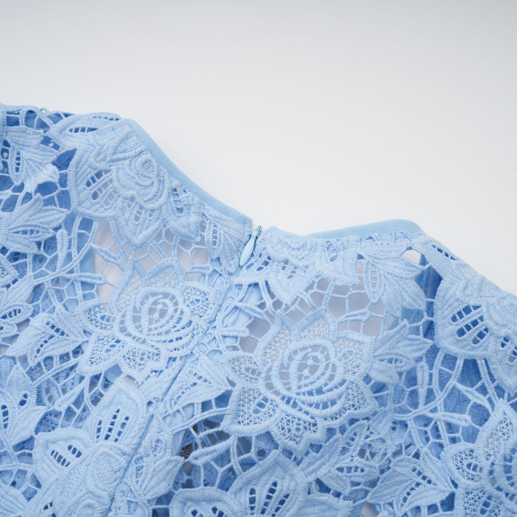 Ariane blå blommig miniklänning i spets med volanger 