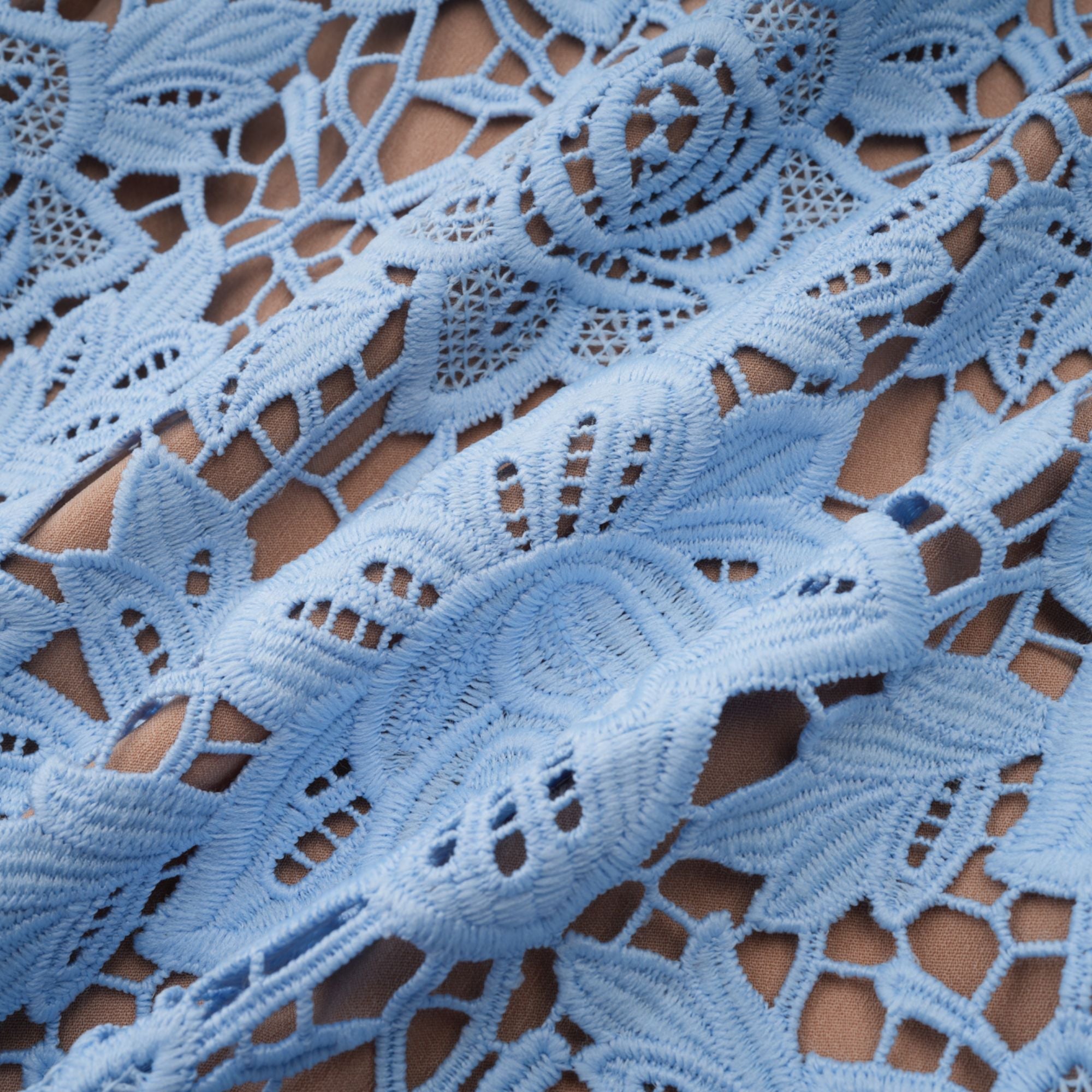 Ariane blå blommig miniklänning i spets med volanger 