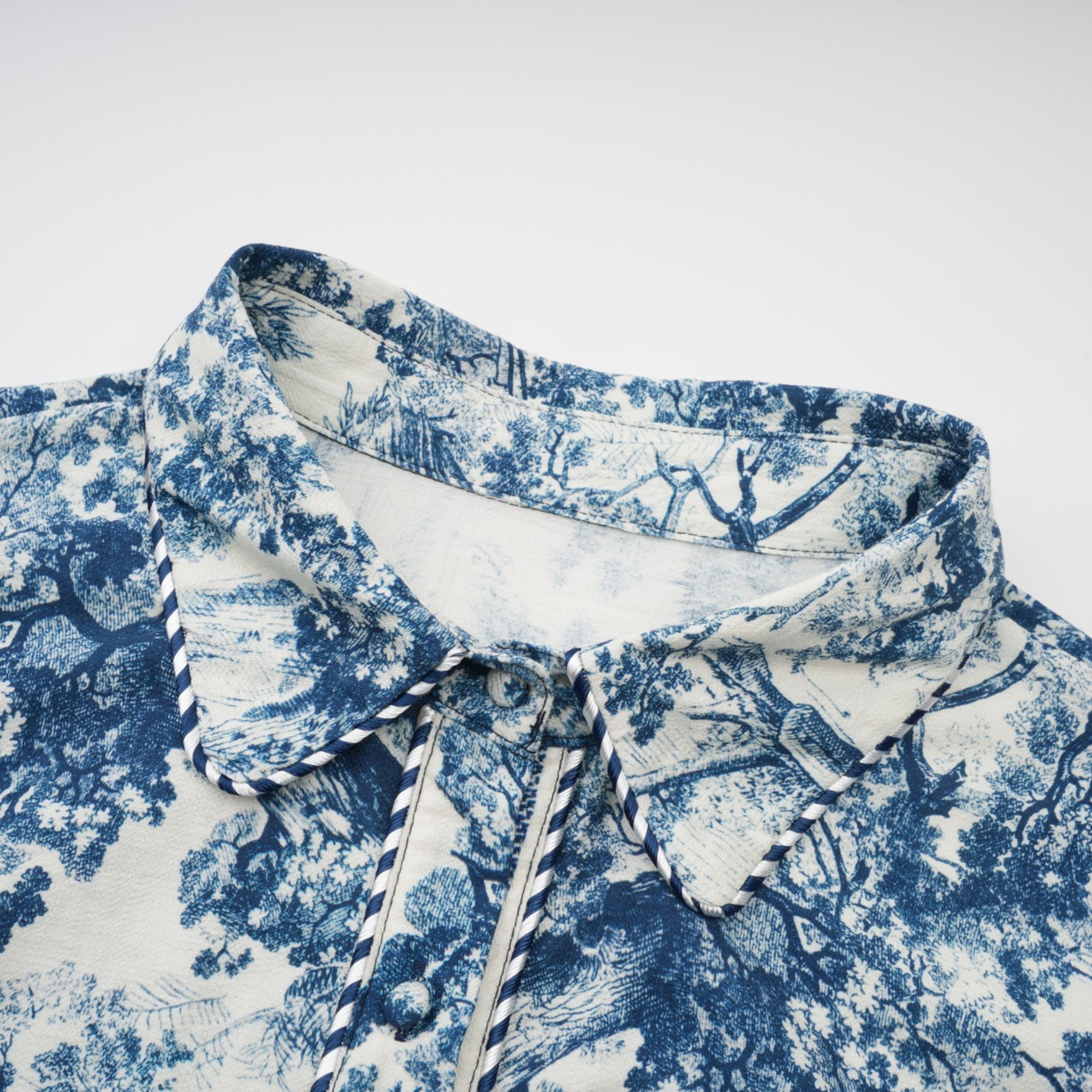 Adélaïde midiklänning med grafiskt tryck i blå 