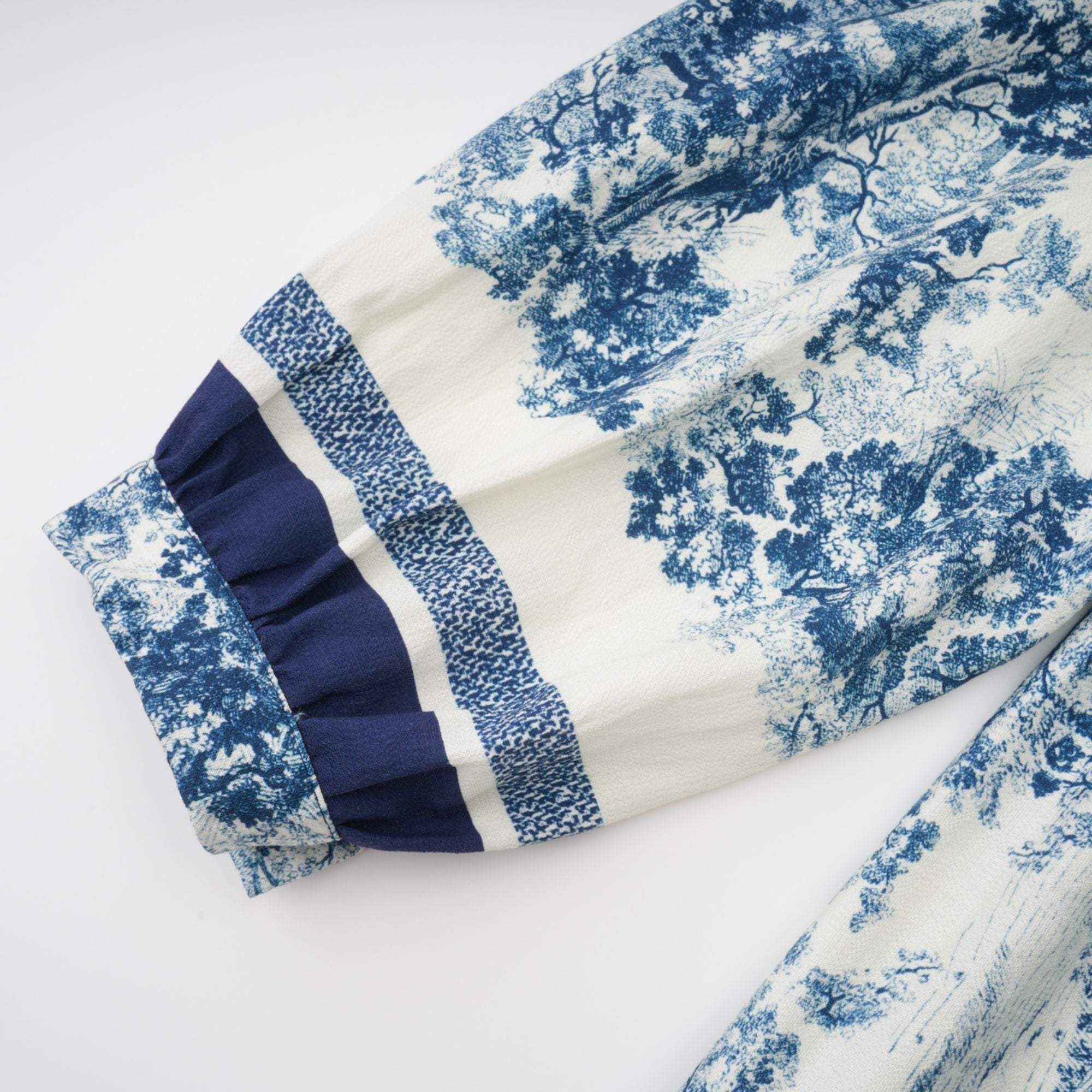 Adélaïde midiklänning med grafiskt tryck i blå 