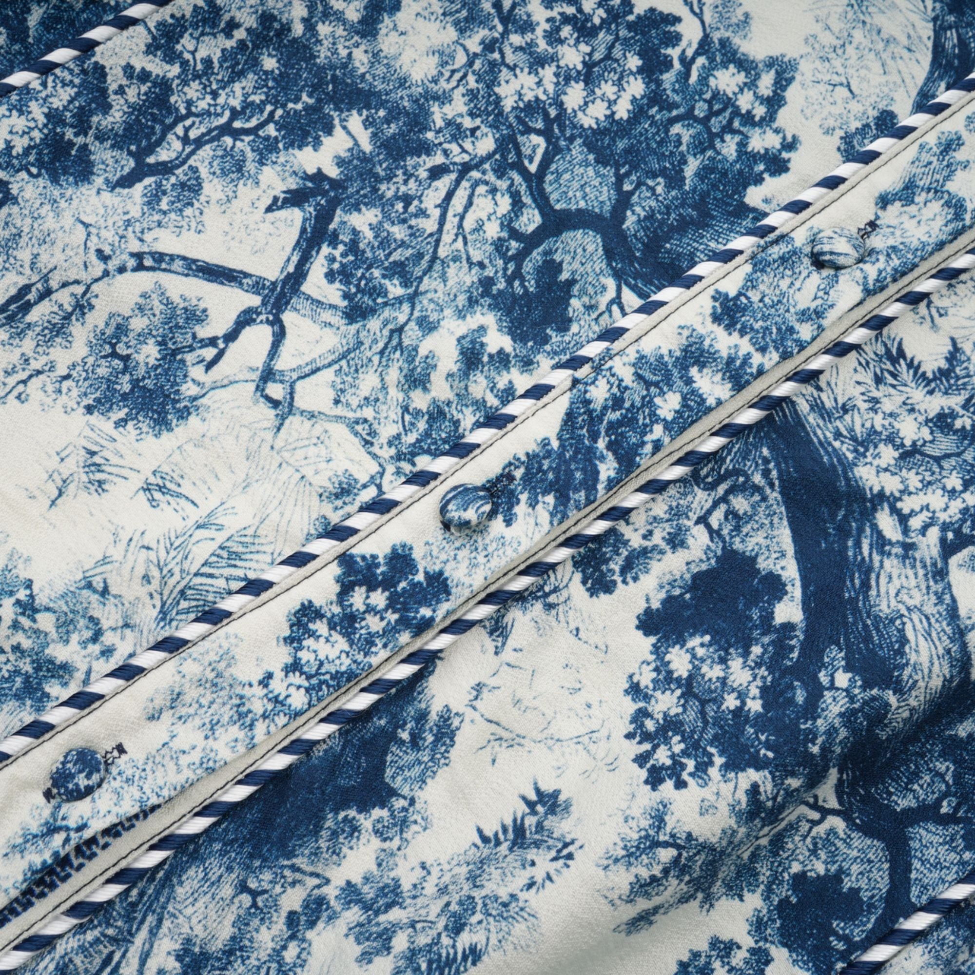 Adélaïde midiklänning med grafiskt tryck i blå 