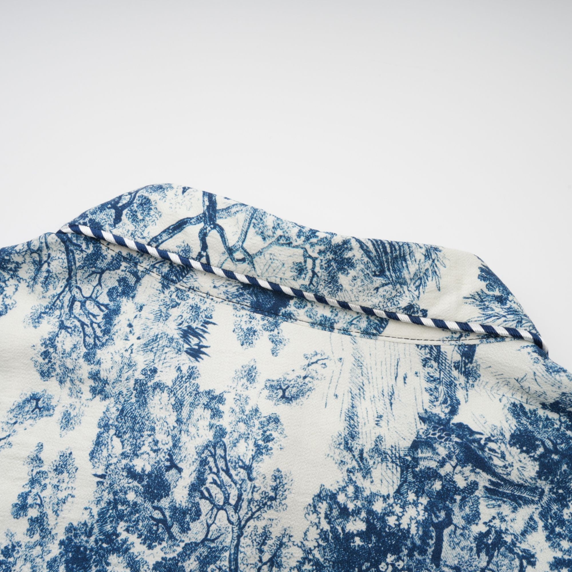 Adélaïde midiklänning med grafiskt tryck i blå 