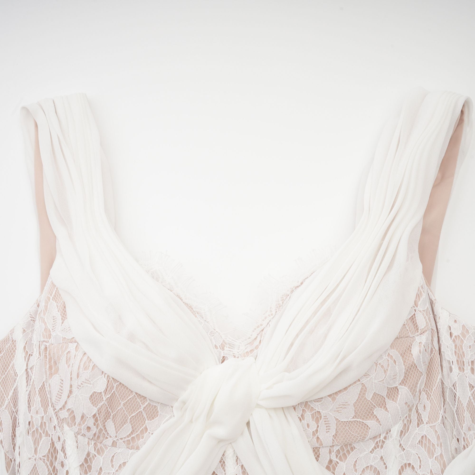 Arantxa vit plisserad maxiklänning i spets