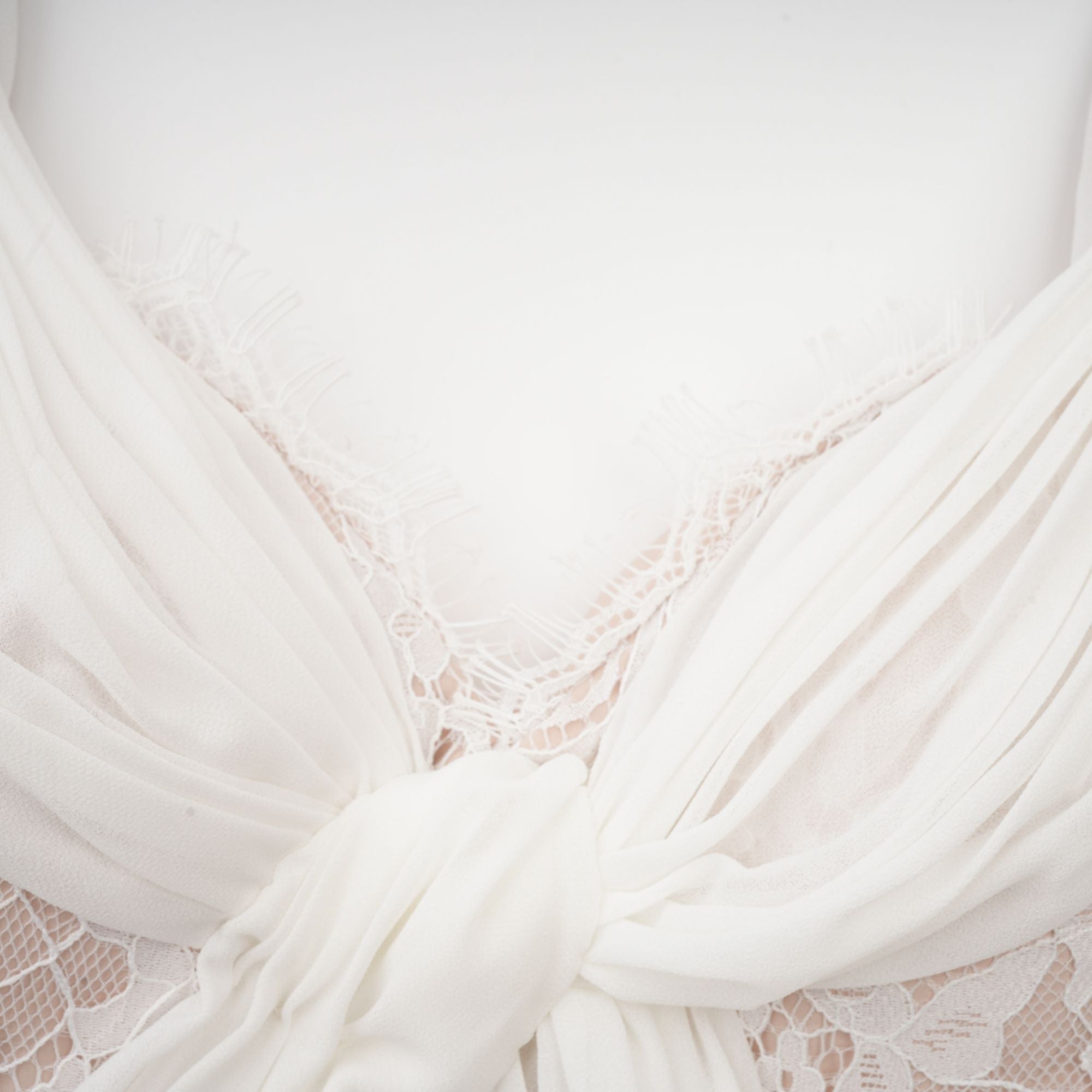 Arantxa vit plisserad maxiklänning i spets