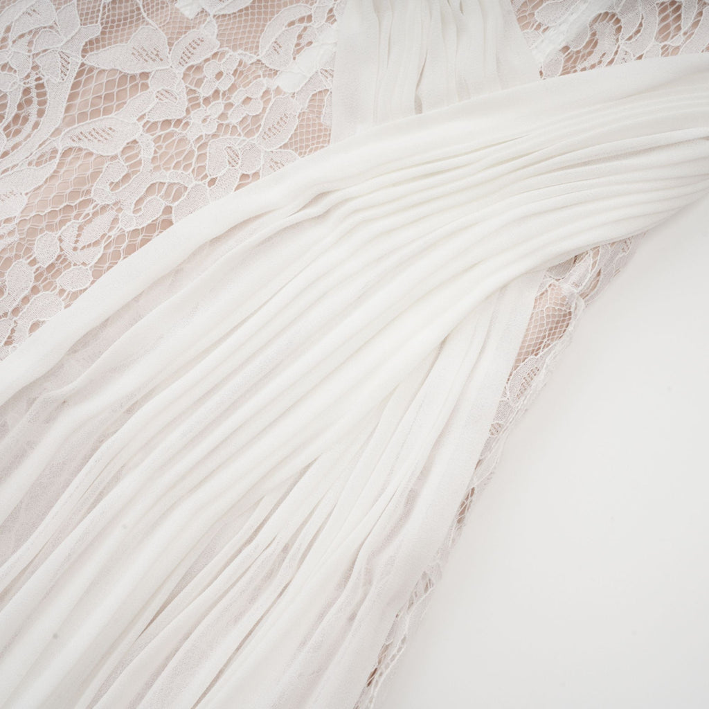 Arantxa vit plisserad maxiklänning i spets