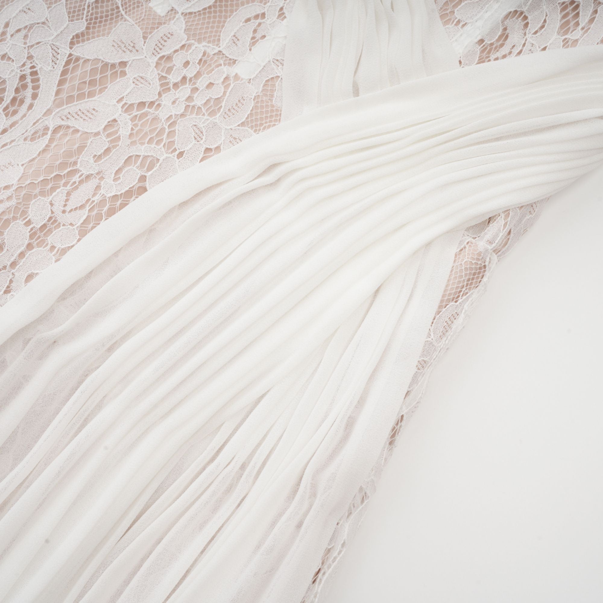 Arantxa vit plisserad maxiklänning i spets