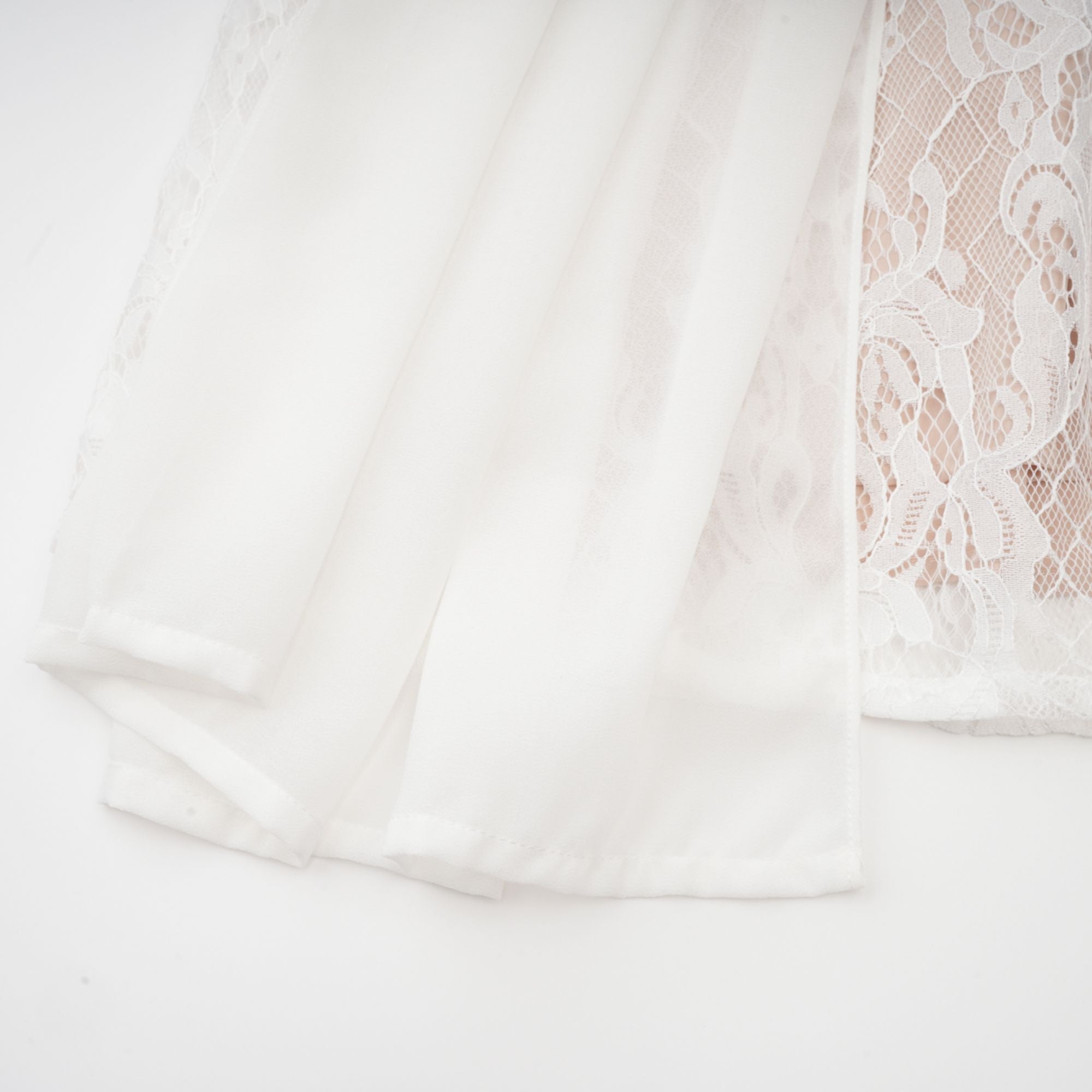 Arantxa vit plisserad maxiklänning i spets