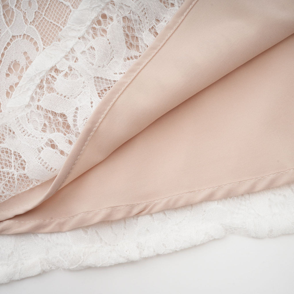 Arantxa vit plisserad maxiklänning i spets