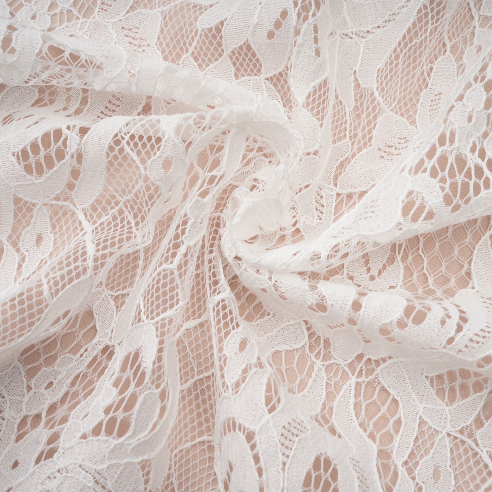 Arantxa vit plisserad maxiklänning i spets