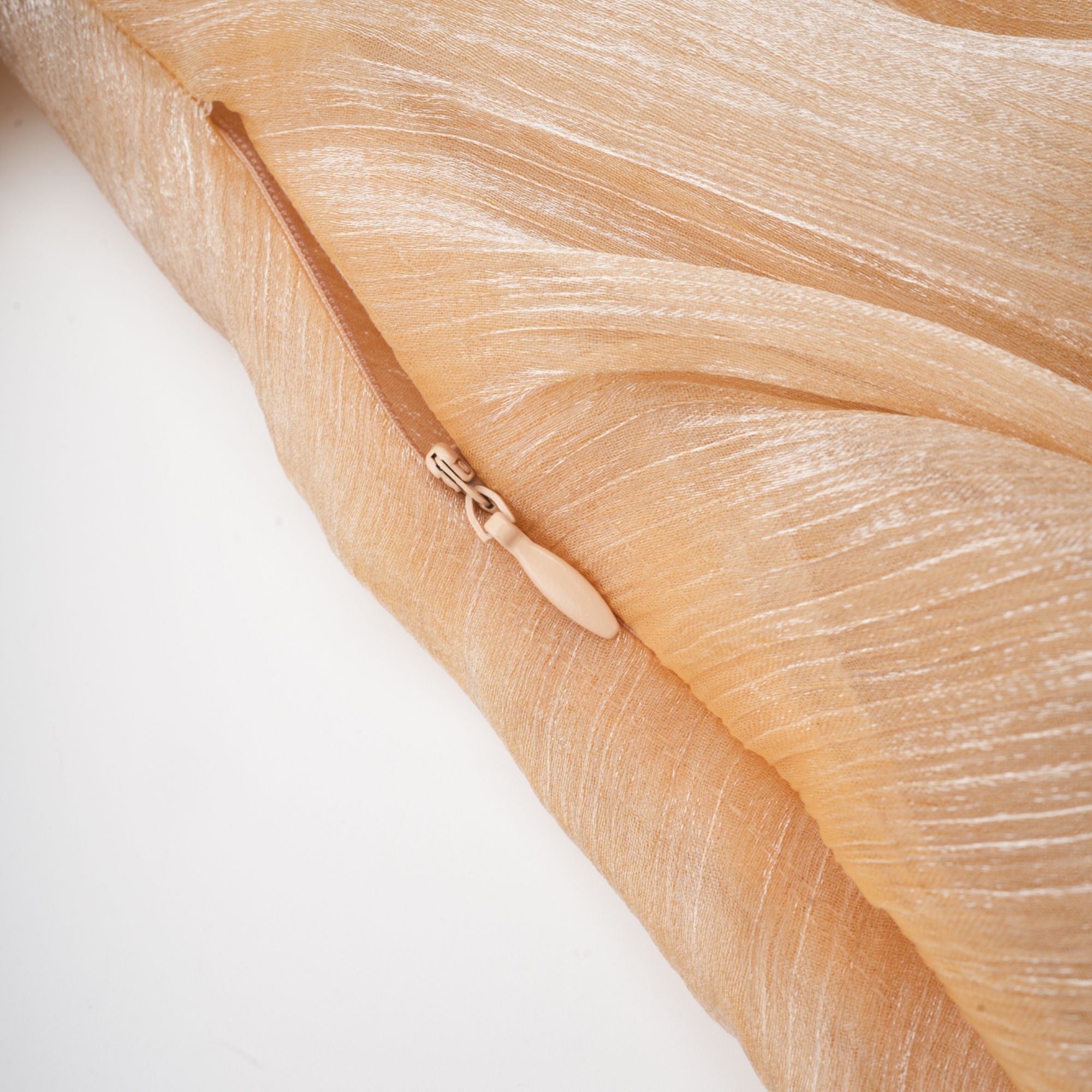 Adelina guldfärgad miniklänning med kristaller och paneler 