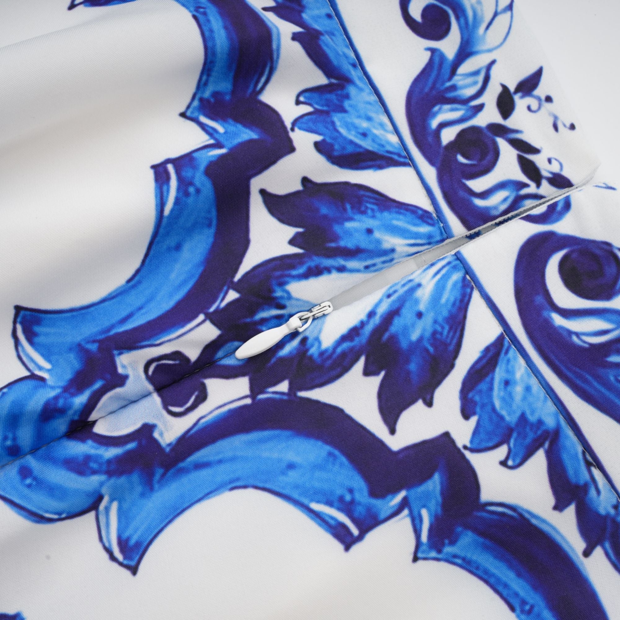 Allegra matchande set med grafiskt tryck, topp och kjol