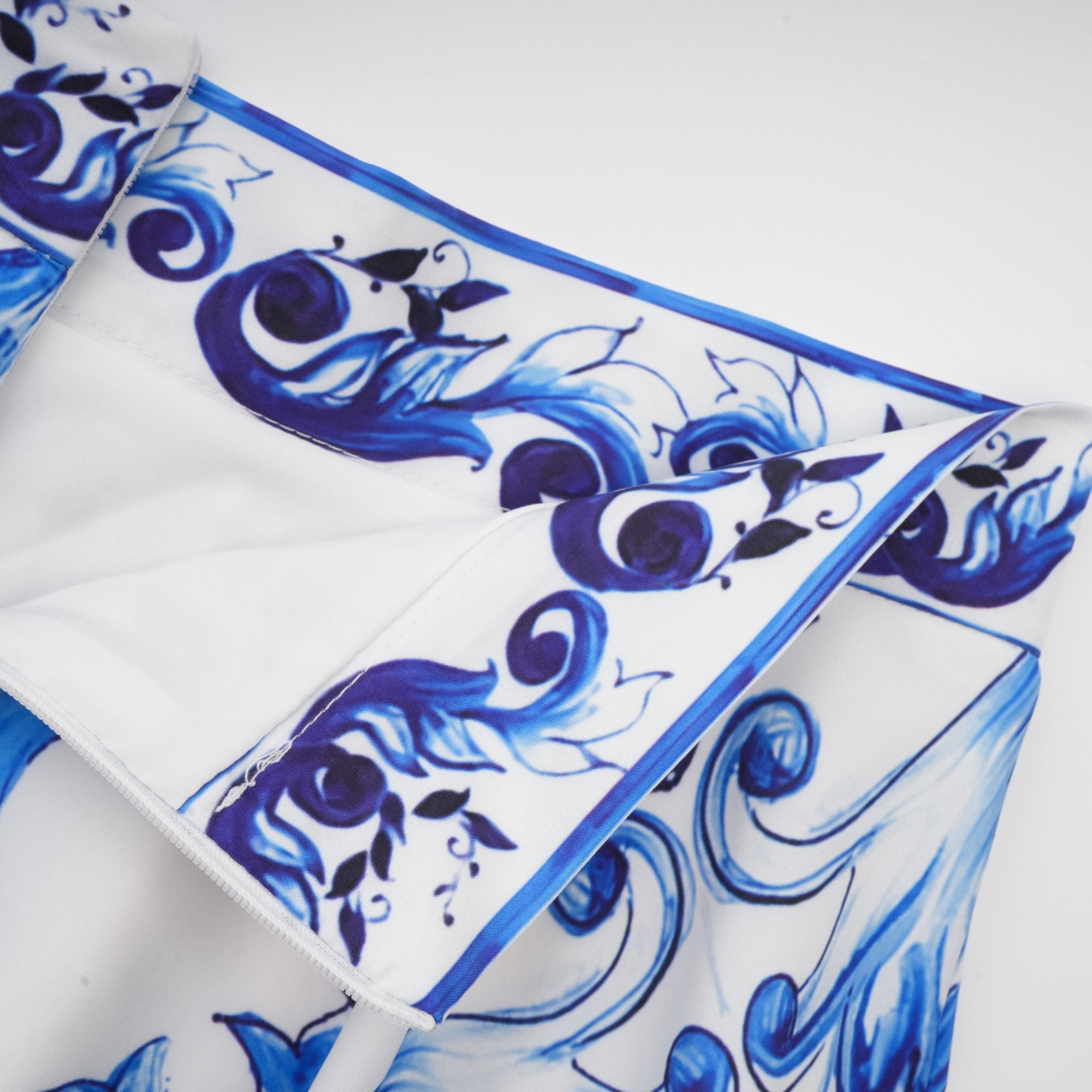 Allegra matchande set med grafiskt tryck, topp och kjol