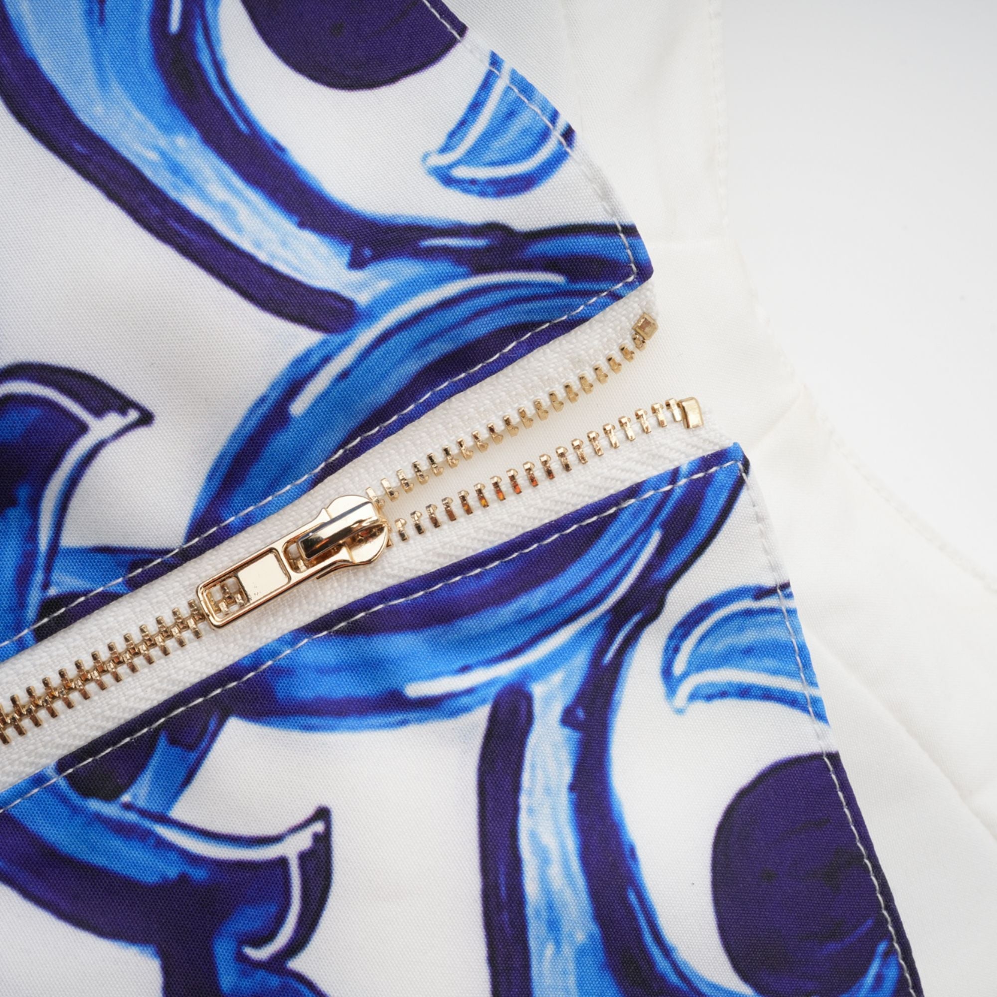 Allegra matchande set med grafiskt tryck, topp och kjol