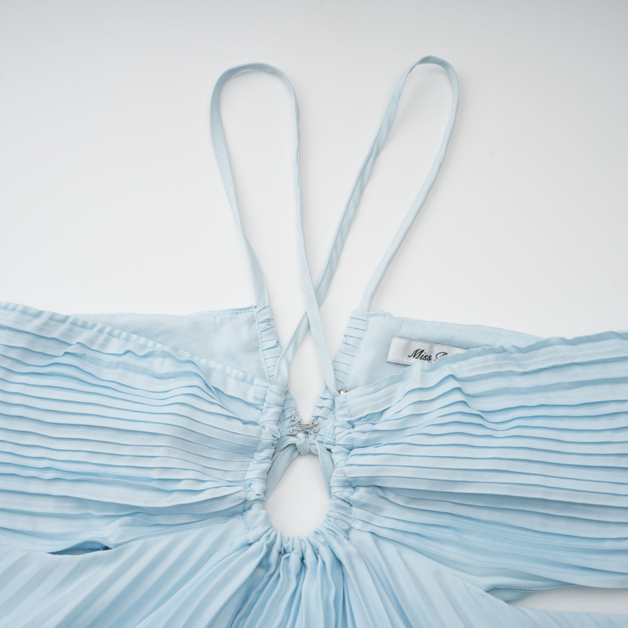 Andréa Blå Plisserad Maxiklänning med Utskurna Detaljer