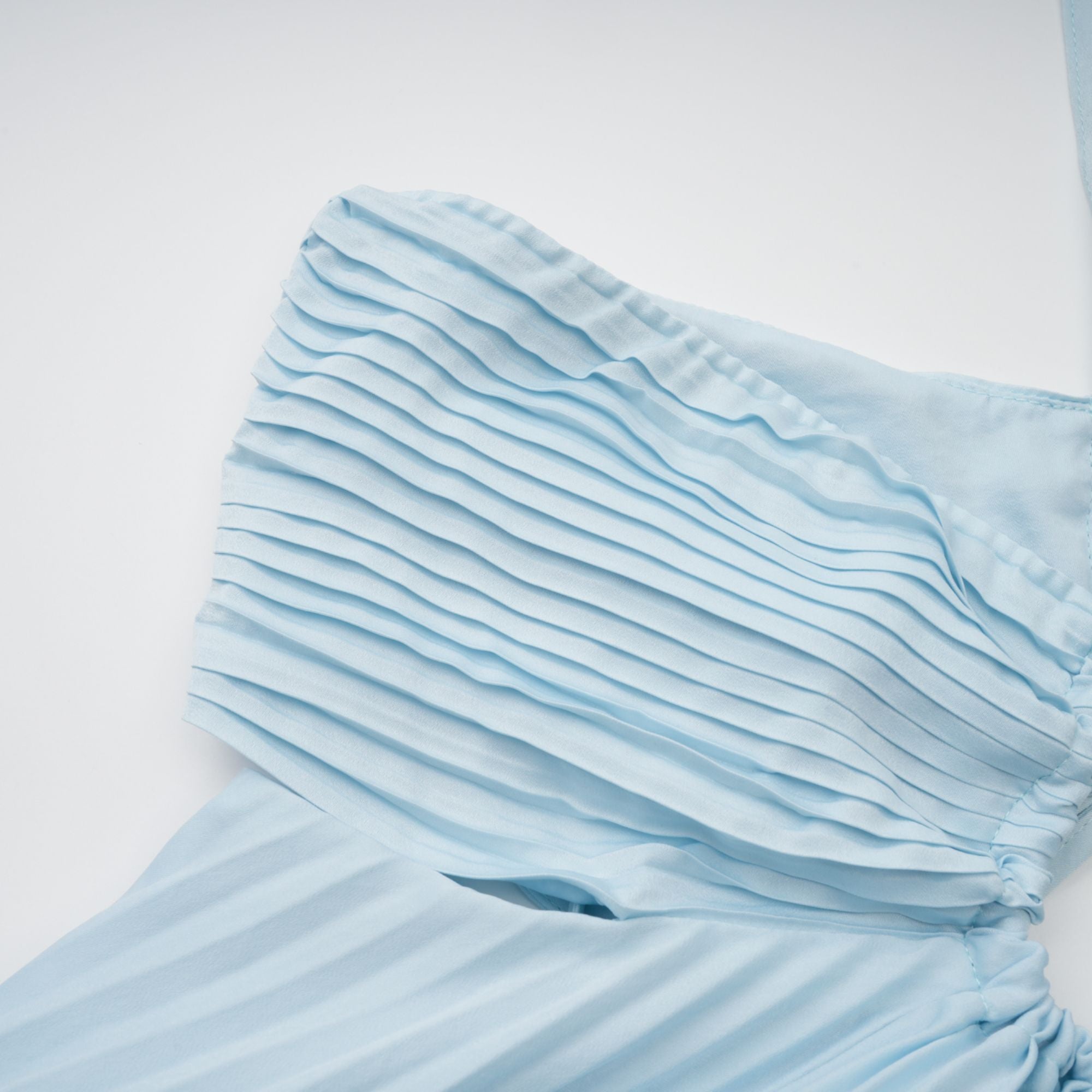 Andréa Blå Plisserad Maxiklänning med Utskurna Detaljer