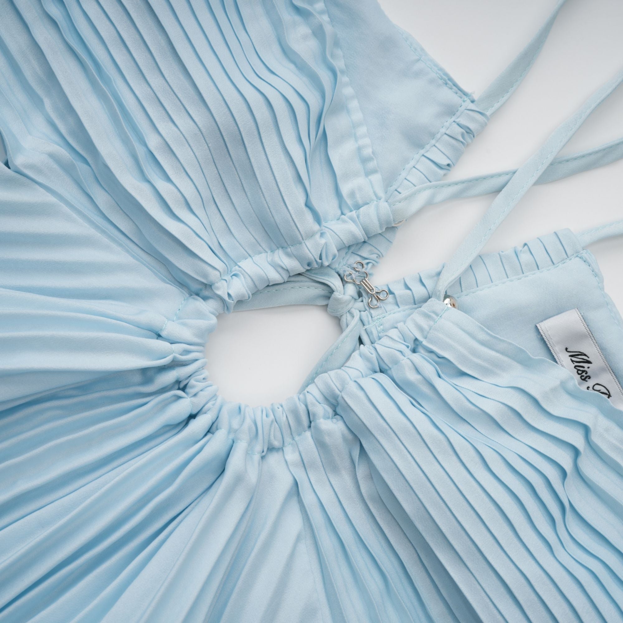 Andréa Blå Plisserad Maxiklänning med Utskurna Detaljer