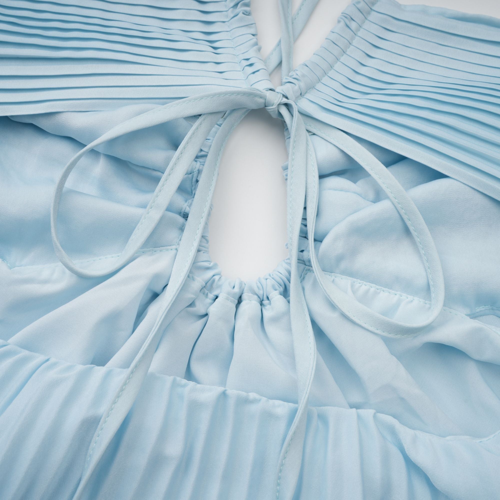 Andréa Blå Plisserad Maxiklänning med Utskurna Detaljer