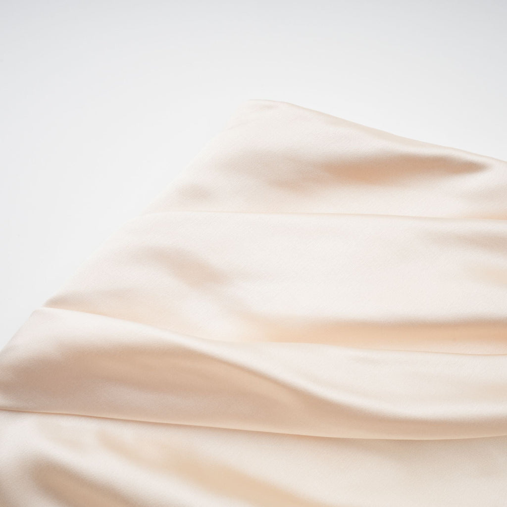 Thérèse maxiklänning i satin med neutral halsduksdesign