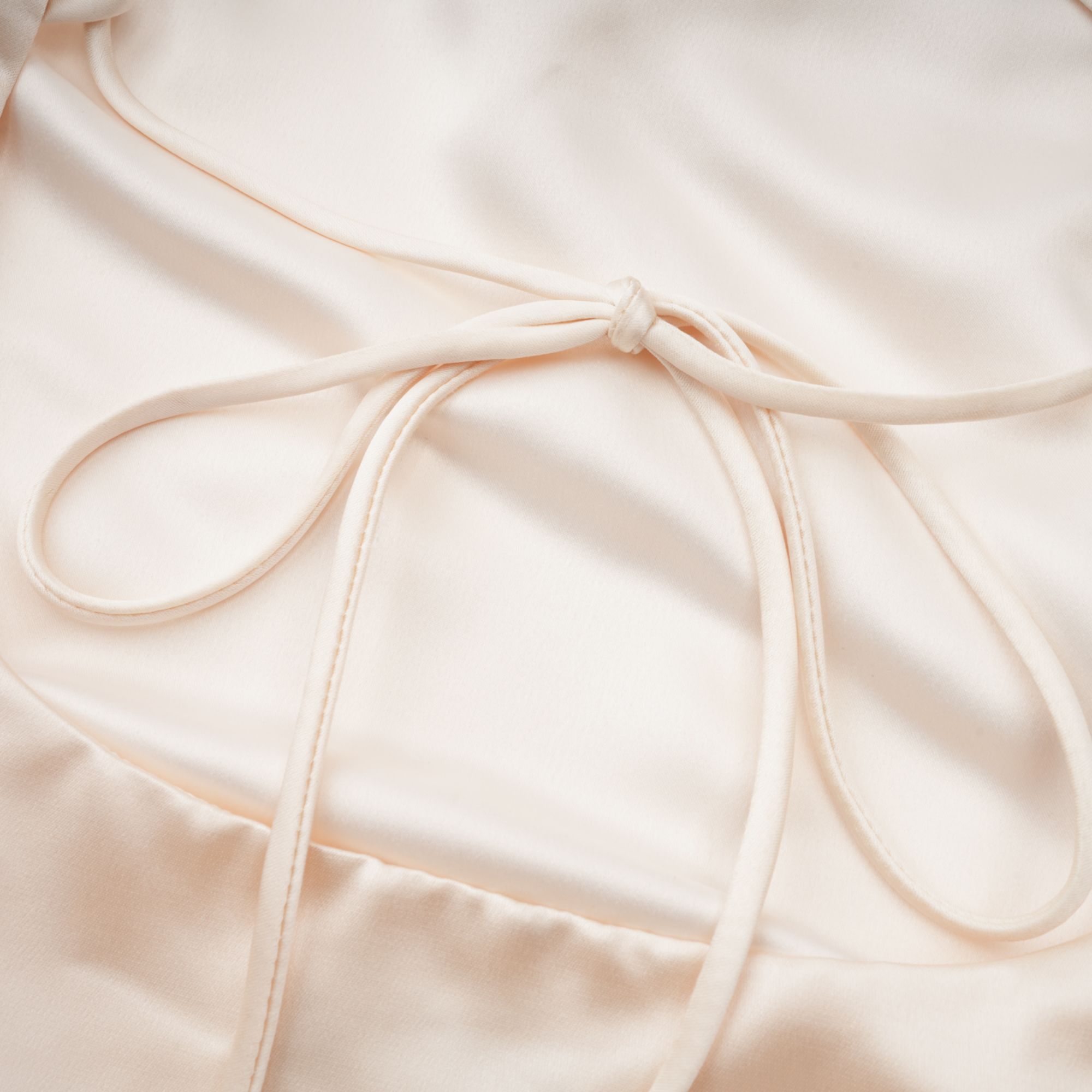 Thérèse maxiklänning i satin med neutral halsduksdesign