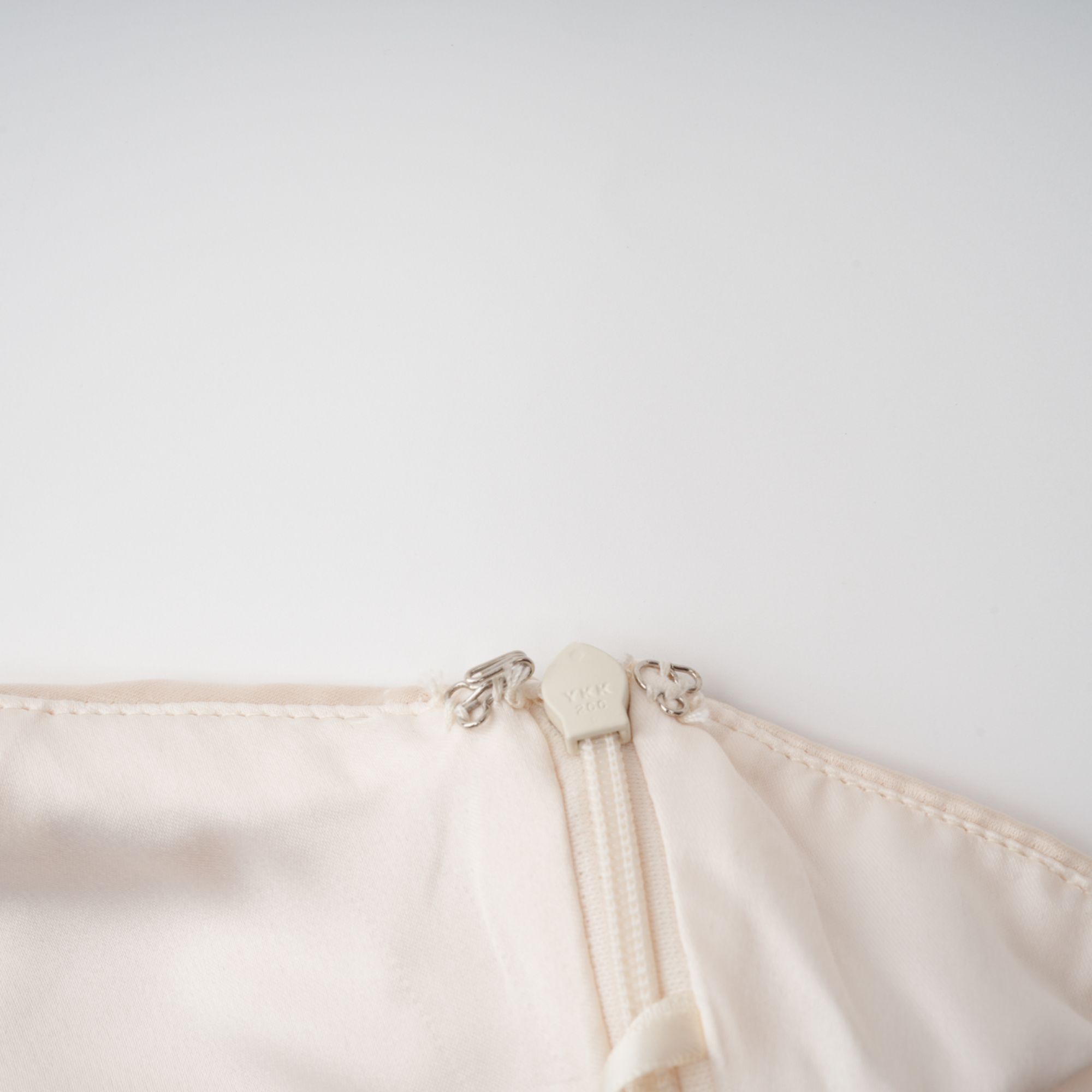 Thérèse maxiklänning i satin med neutral halsduksdesign