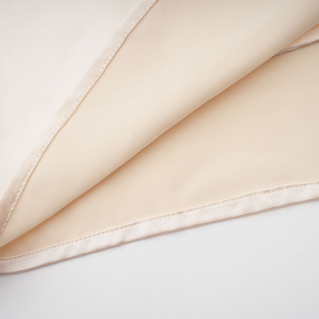 Thérèse maxiklänning i satin med neutral halsduksdesign