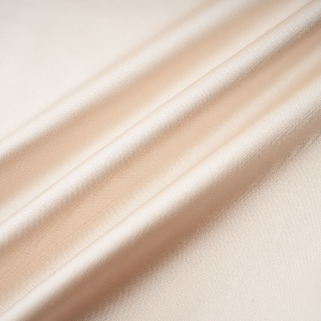 Thérèse maxiklänning i satin med neutral halsduksdesign