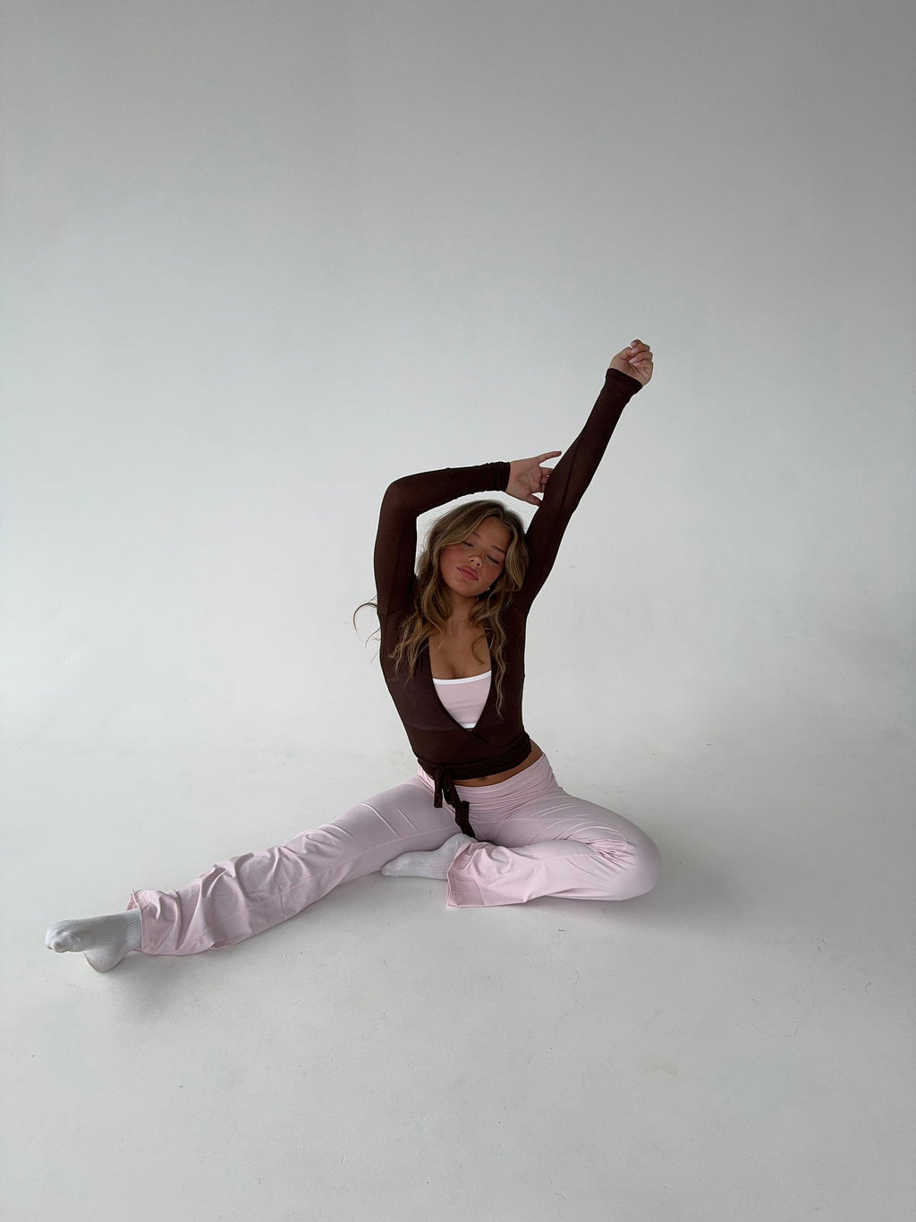 Bouchra | Bruine Wikkel Top van Vegan Suède met Lange Mouw