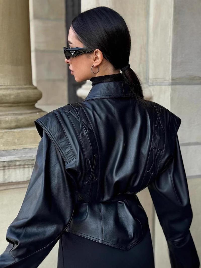 Madée | Svart damkavaj i läderlook med rosettbälte och axeldetaljer