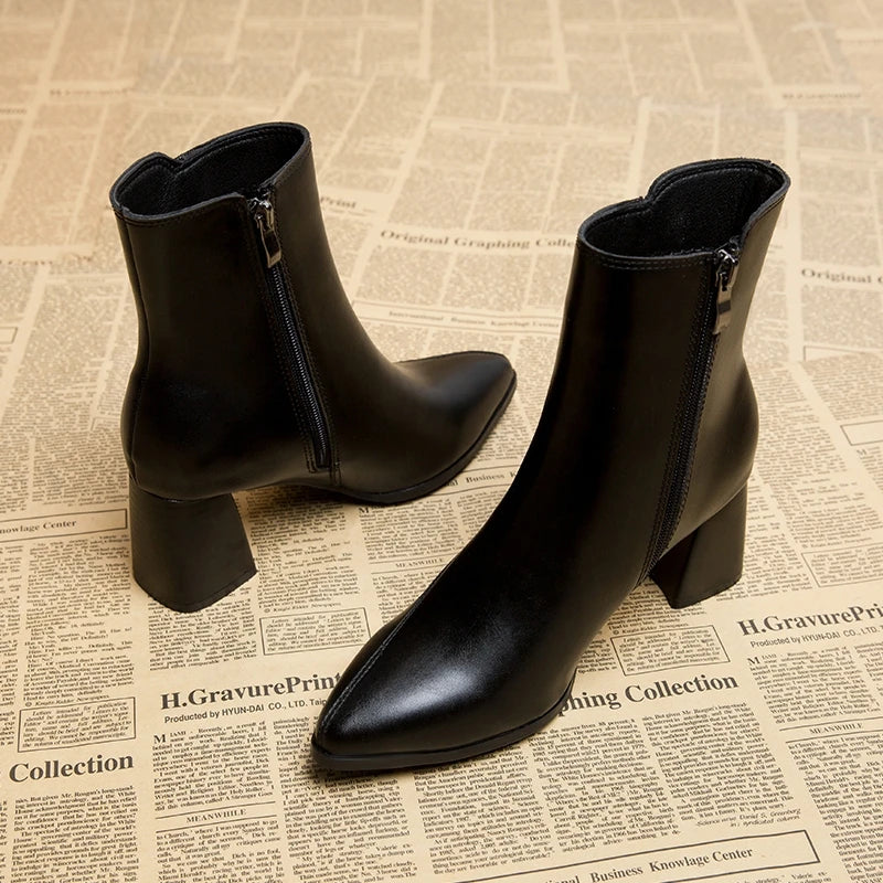 Delfia | Sculpted Enkelboots met Hak – Zwarte Leren Look
